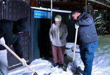 Алматы жастары жалғызбасты зейнеткерлердің ауласын тазартты